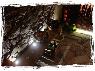 Naturstein-Wand in der Kantina