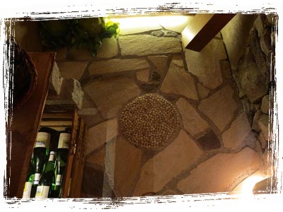 Weinflaschen in der Kantina