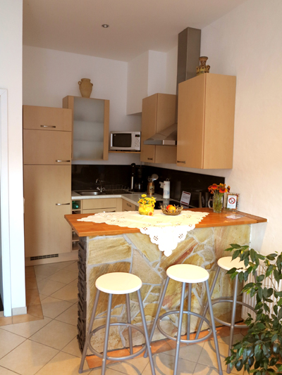 Küchenzeile mit Naturstein-Theke