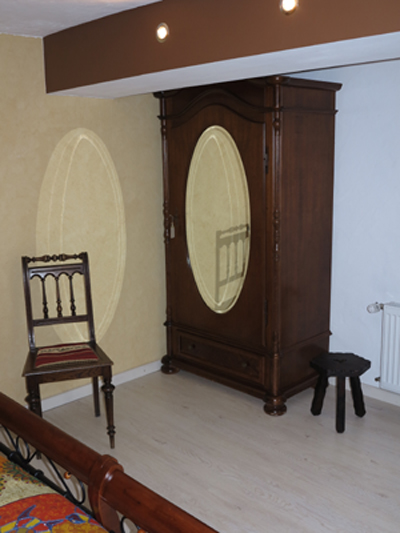 Schlafzimmer mit Kleiderschrank